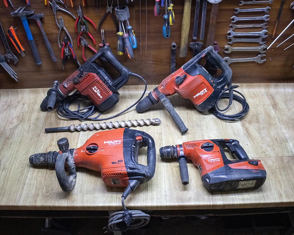 Hilti električni alati na radnom stolu