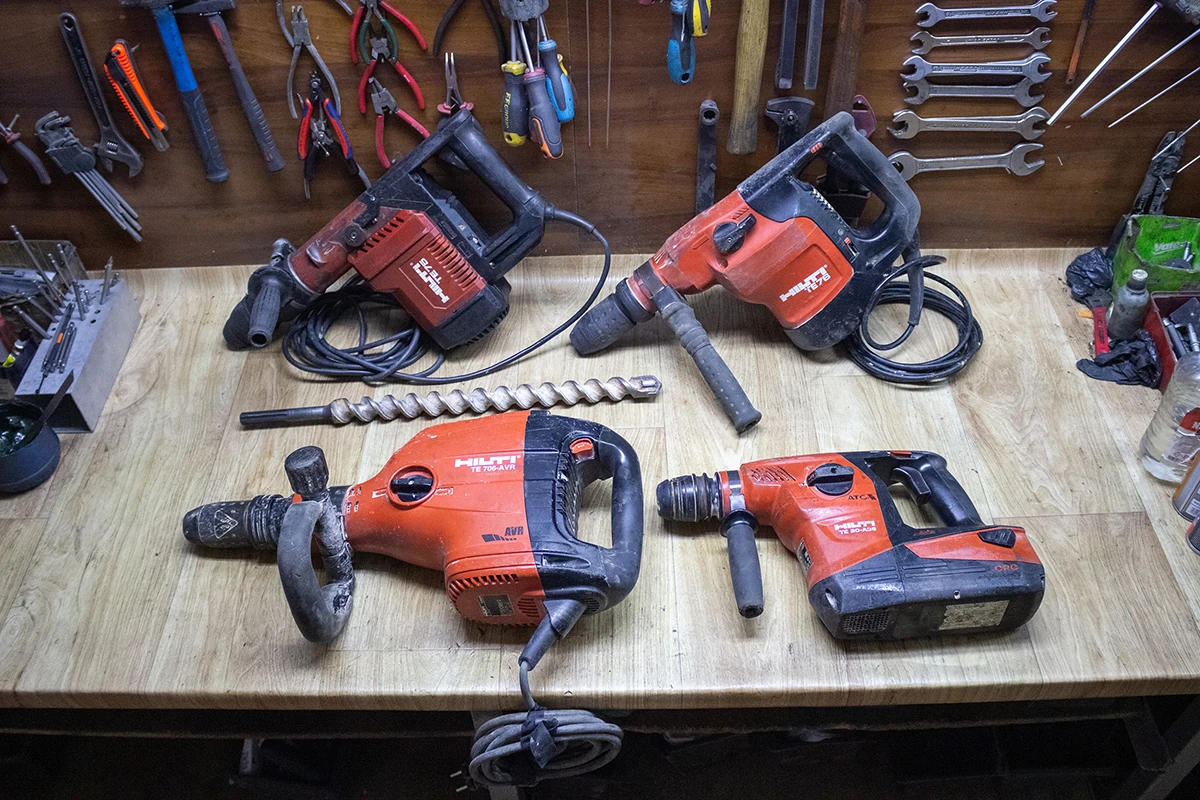 Servisirani Hilti električni alati na radnom stolu