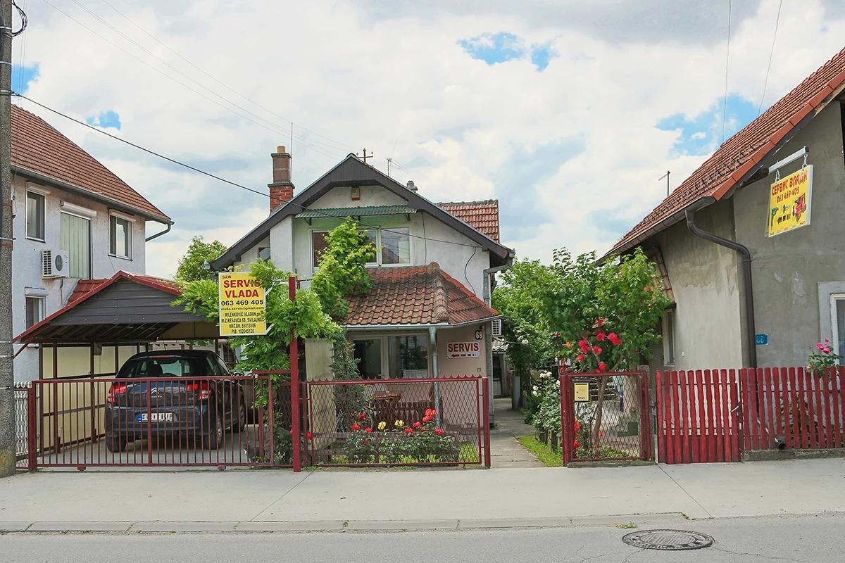 Pogled na servis sa ulice